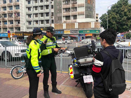 交警操作无人机交通执法 交警操作无人机交通执法