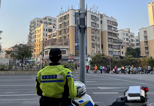 交警操作无人机进行高空喊话,提醒行人安全出行 交警操作无人机进行高空喊话,提醒行人安全出行