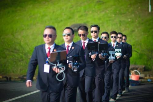 八名无人机飞行师步入比赛场地.jpg 八名无人机飞行师步入比赛场地.jpg