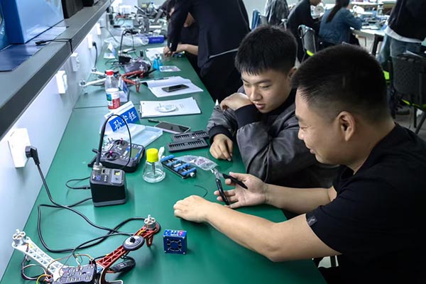 无人机装调检修工实操.jpg 无人机装调检修工实操.jpg